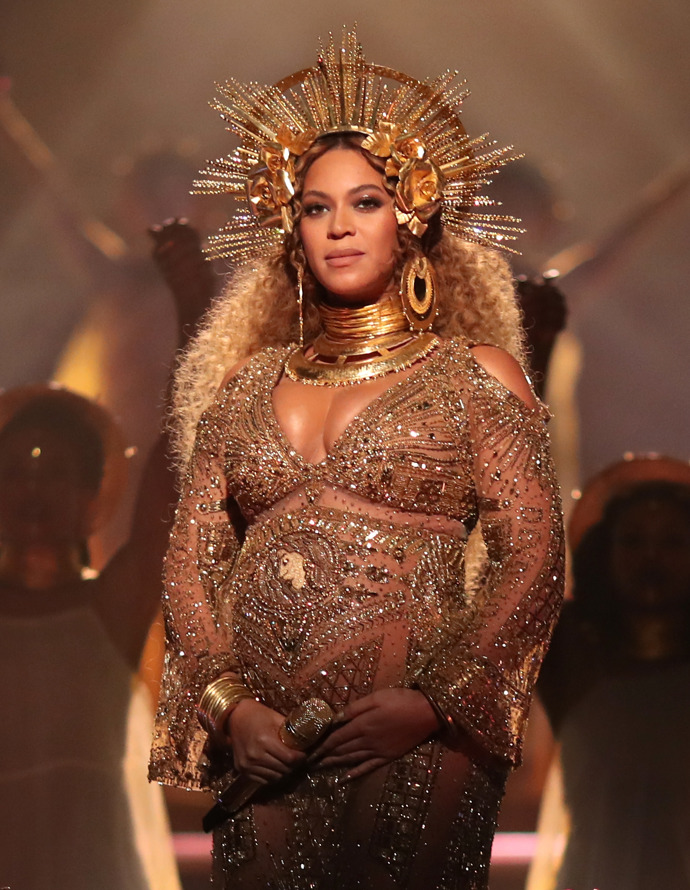 Beyoncé

Beyoncé už nejednou promluvila o tom, jak důležité je pečovat o své vlastní já. A také o tom, že ženy často ignorují veškeré známky vyhoření. „Mnoho žen bylo naučeno ignorovat jakékoliv symptomy a raději se soustředit na péči o ostatní,“ řekla Queen B. V určité fázi své kariéry Beyoncé už ani nevěděla, který je den a v jakém městě se nachází, přemýšlela jen o nadcházejících vystoupeních. Po porodu si vzala rok volna pro sebe, který zasvětila objevování muzeí, sledování baletních vystoupení a navštěvování zkrátka všech míst, na která neměla čas se podívat během svých turné.
