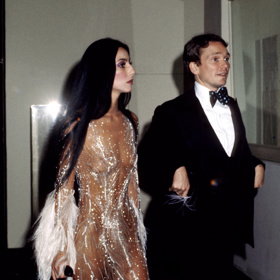 Cher a Bob Mackie při příchodu na červený koberec Met Gala, 1974
Cher a Bob Mackie při příchodu na červený koberec Met Gala, 1974