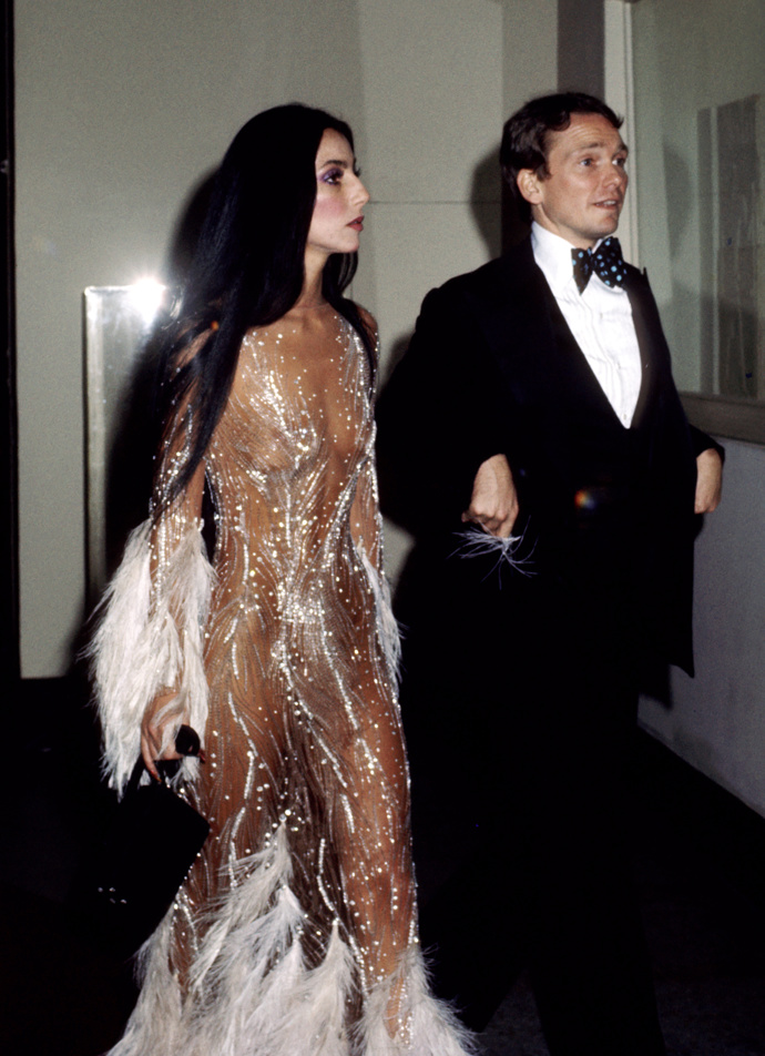 Cher a Bob Mackie při příchodu na červený koberec Met Gala, 1974
