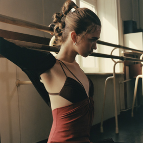Šaty, Nensi Dojaka; top, Jacquemus; legíny, The Attico; náušnice, Alexander McQueen; boty, baletní.
Šaty, Nensi Dojaka; top, Jacquemus; legíny, The Attico; náušnice, Alexander McQueen; boty, baletní.