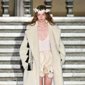 Prohlédněte si kolekci Max Mara Resort 2024...
Prohlédněte si kolekci Max Mara Resort 2024...