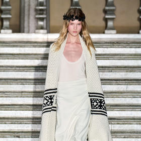 Prohlédněte si kolekci Max Mara Resort 2024...
Prohlédněte si kolekci Max Mara Resort 2024...