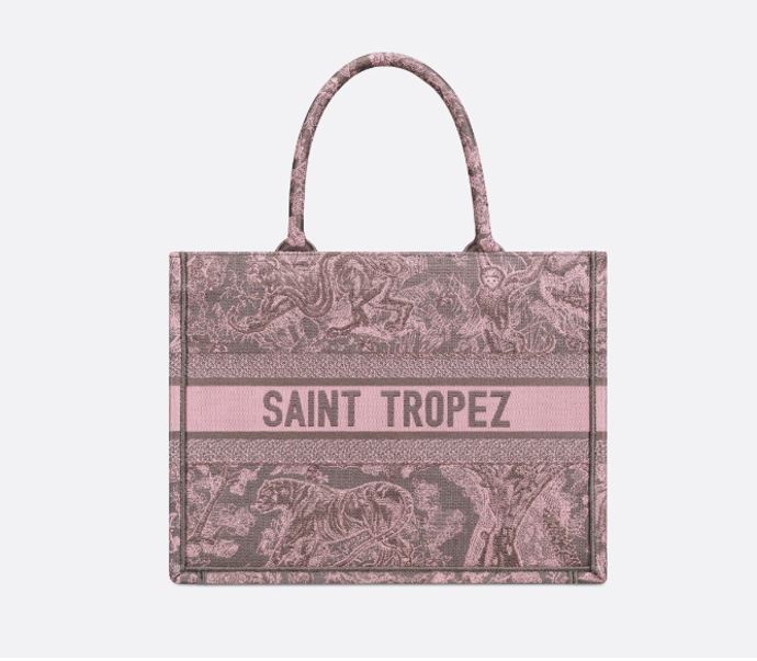  

Plážová taška Medium Dior Book Tote, 68 000 Kč, Dior
