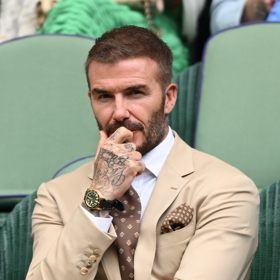 Nejlépe oblečený muž na Wimbledonu? Jednoznačně David Beckham. Opět potvrdil svou pověst mužské módní ikony, když ke smetanovým kalhotám oblékl sako barvy mléčného karamelu a vše doladil doplňky v odstínech čokolády.
Nejlépe oblečený muž na Wimbledonu? Jednoznačně David Beckham. Opět potvrdil svou pověst mužské módní ikony, když ke smetanovým kalhotám oblékl sako barvy mléčného karamelu a vše doladil doplňky v odstínech čokolády.