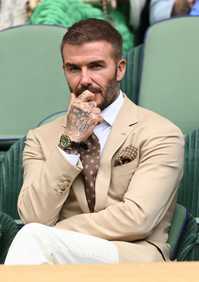 Nejlépe oblečený muž na Wimbledonu? Jednoznačně David Beckham. Opět potvrdil svou pověst mužské módní ikony, když ke smetanovým kalhotám oblékl sako barvy mléčného karamelu a vše doladil doplňky v odstínech čokolády. 
