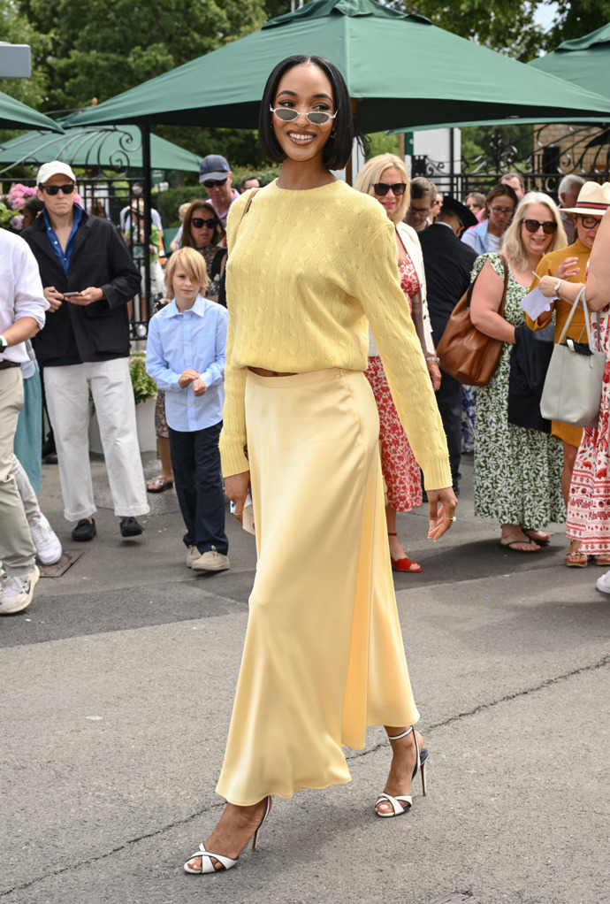  

Jourdan Dunn měla na sobě svetr s kabelovým vzorem Ralph Lauren a barevně se shodující hedvábnou sukní v odstínech vanilkové zmrzliny.
