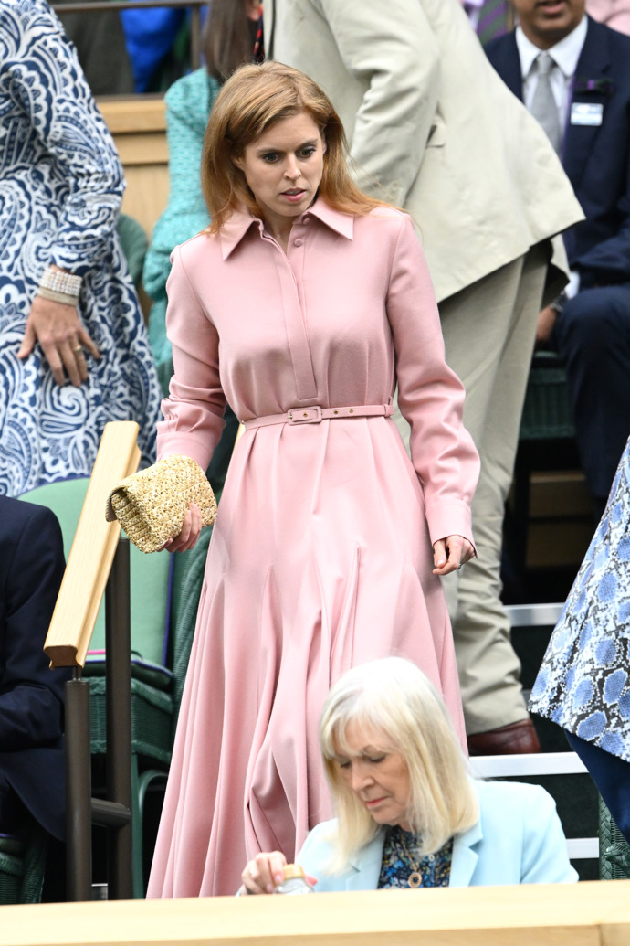  

Princezna Beatrice působila ve světle růžových šatech s páskem, které doplnila o přízové psaníčko značky Roger Vivier velmi elegantně a svěže.

