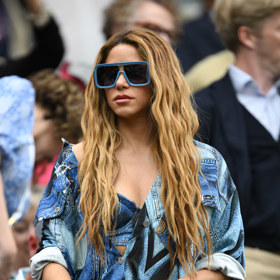 Shakira byla spatřena na tribuně v džínovém korzetu a přes něj nedbale zapnuté oversized košili s imitací džínového potisku. Vše doplnila výraznými slunečními brýlemi ve stejné barvě denimu. Ačkoli to Shakiře velmi slušelo, mohla vzhledem k tradici tohoto turnaje zvolit elegantnější outfit.
Shakira byla spatřena na tribuně v džínovém korzetu a přes něj nedbale zapnuté oversized košili s imitací džínového potisku. Vše doplnila výraznými slunečními brýlemi ve stejné barvě denimu. Ačkoli to Shakiře velmi slušelo, mohla vzhledem k tradici tohoto turnaje zvolit elegantnější outfit.