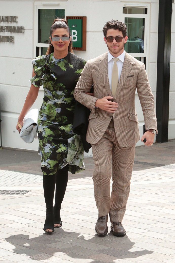 Priyanka Chopra Jonas oblékla na ženské finále kompletní outfit od Victorie Beckham, její manžel Nickem Jonas zase béžový kostkovaný oblek a kravatu.
