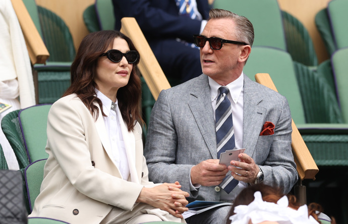  

Anglický původ a role Jamese Bonda kolují Danielu Craigovi v krvi, protože jeho oblek včetně doplňků a účesu byl přesně tím, co chcete na Wimbledonu vidět. Krok s ním držela i jeho krásná žena, herečka Rachel Weisz. Stejně jako Daniel zvolila oblek značky Brunello Cucinelli a krémové odstíny jí lichotily. 
