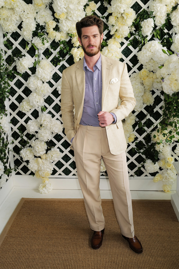  

Herec Andrew Garfield zvolil elegantní béžový oblek Ralph Lauren s kontrastní lila košilí.
