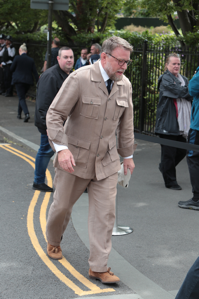 Režisér Guy Ritchie vsadil se svým pískovým oblekem ve stylu safari na sportovní notu. I když se mohl vydat cestou větší klasiky, vzhledem ke svému spolusedícímu Bradu Pittovi oblečenému ve velmi casual stylu, by působit nepatřičně škrobeně. 
