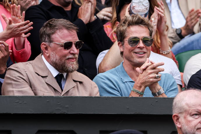  

Herec Brad Pitt pojal svůj styling ležérně, když zvolil modré úpletové polotriko a nebál se korálkových náramků. V lóži si skvěle popovídal s režisérem Guyem Ritchie.
