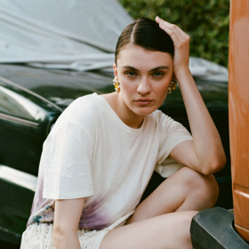 Šaty, Roberta Moderna; boty, Gianvito Rossi; náušnice, Vintage Dior
Šaty, Roberta Moderna; boty, Gianvito Rossi; náušnice, Vintage Dior