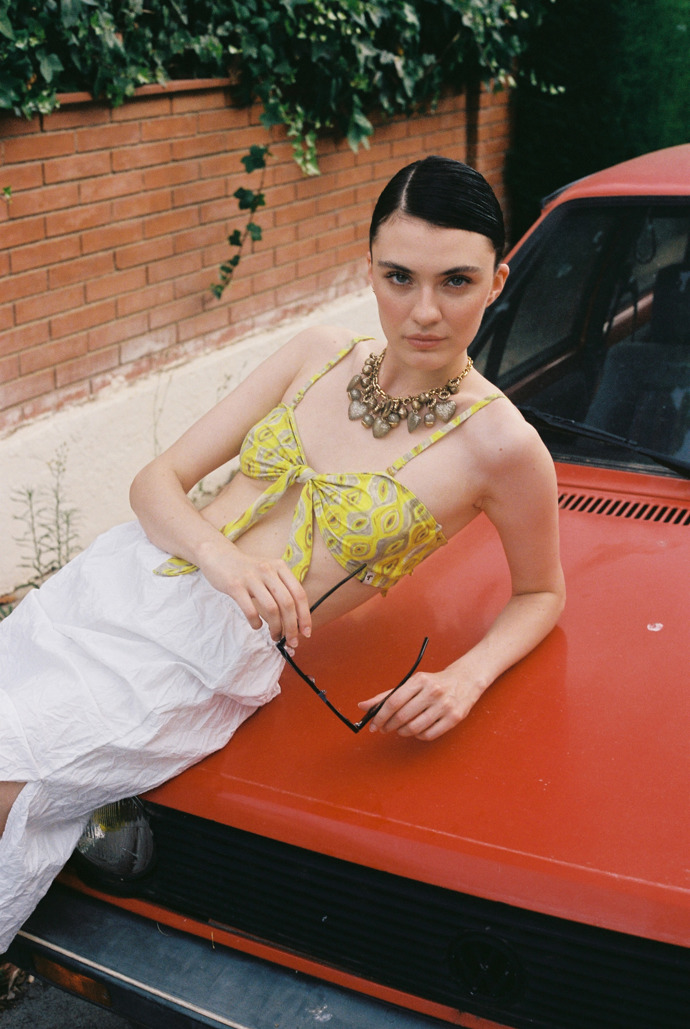 Brýle, Prada; sukně, Roberta Moderna; top, Romualda; náhrdelník, Vintage Danger Concept

