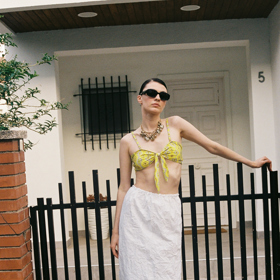 Brýle, Prada; sukně, Roberta Moderna; top, Romualda; náhrdelník, Vintage Danger Concept
Brýle, Prada; sukně, Roberta Moderna; top, Romualda; náhrdelník, Vintage Danger Concept
