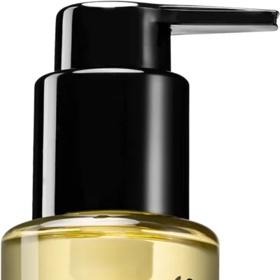  

Essence Absolue Vyživující hydratující olej na vlasy, Shu Uemura Art Of Hair, prodává Notino, 1535 Kč
