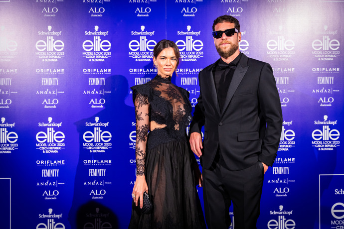  

Mike Spirit s partnerkou během finálového večera Schwarzkopf Elite Model Look 2023

