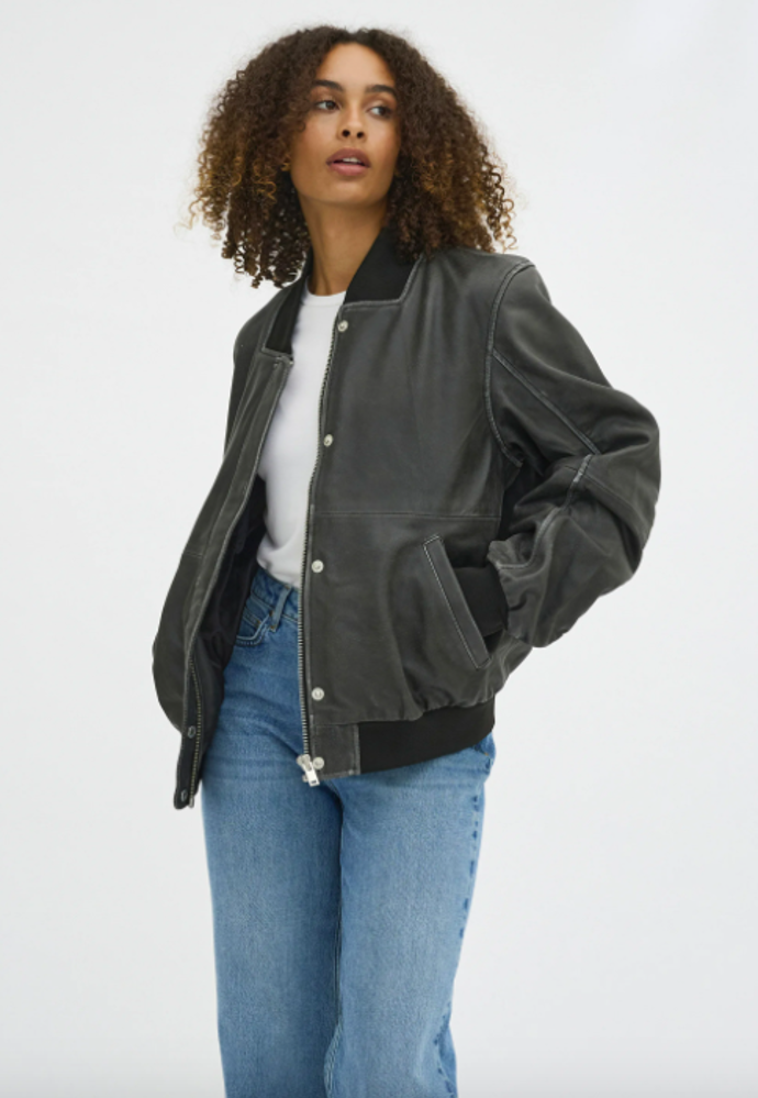  

Leather bomber jacket, My Essential Wardrobe, 9600 Kč
