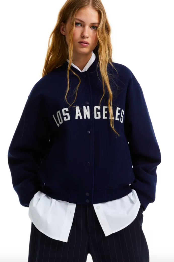  

Bomber s motivem, H&M, 1329 Kč
