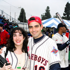Celebrity při sportu. George Clooney chtěl být profesionálním hráčem baseballu.
Celebrity při sportu. George Clooney chtěl být profesionálním hráčem baseballu.