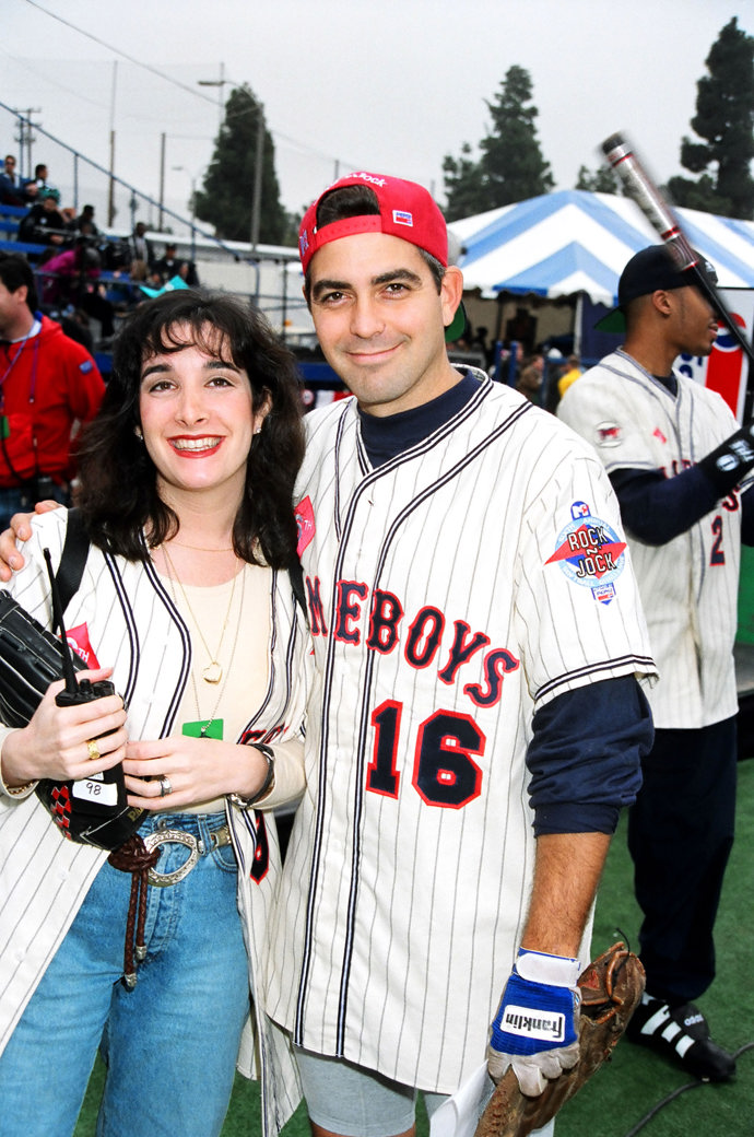  

Celebrity při sportu. George Clooney chtěl být profesionálním hráčem baseballu. 
