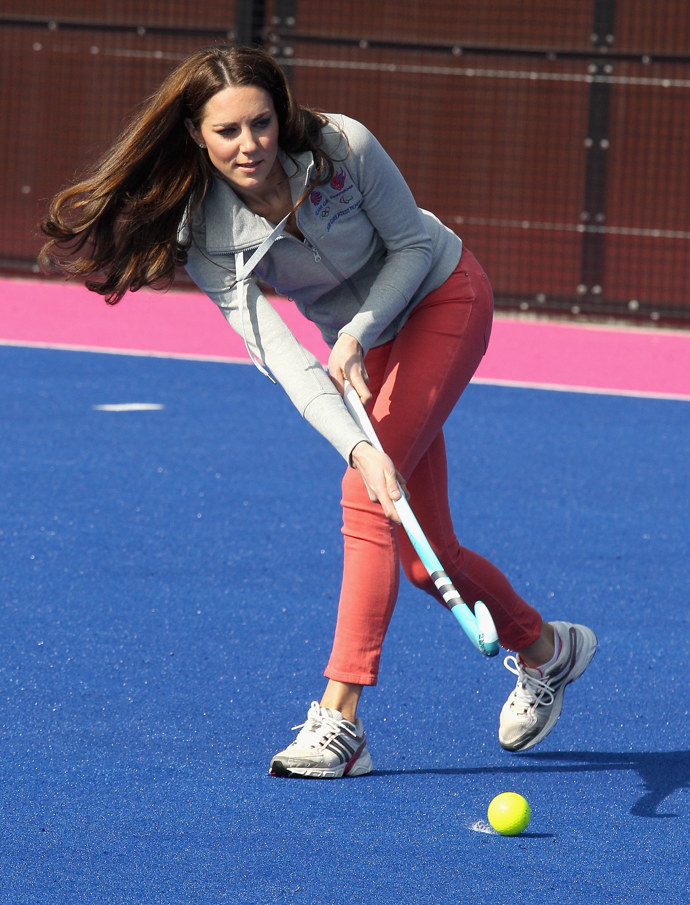  

Celebrity při sportu. Princezna z Walesu Catherine byla dobrá v pozemním hokeji. 
