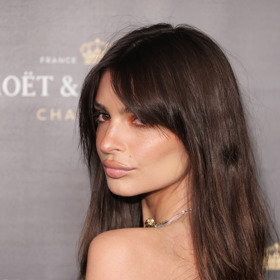 Face-framing účes v podání Emily Ratajkowski
Face-framing účes v podání Emily Ratajkowski