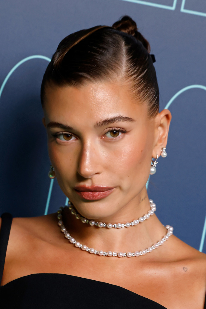  

Účes ve stylu Audreycore. Hailey Bieber vsadila na hladky, dozadu sčesaný drdol.
