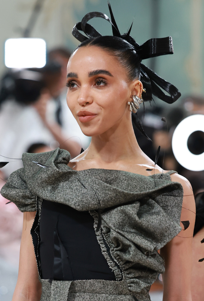  

Účes ve stylu Audreycore. FKA Twigs zformoval kadeřník prameny vlasů v drdolu do svazku připomínajícího květiny a mašle. 
