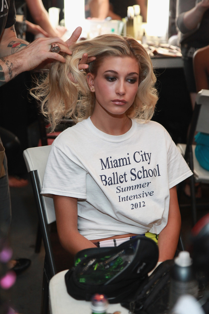 

Celebrity při sportu. Křehká Hailey Bieber bývala baletkou. 
