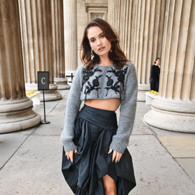 Lily James na přehlídku Erdem během London Fashion Weeku vynesla šedý crop svetr a bohatě nabranou asymetrickou sukni.
Lily James na přehlídku Erdem během London Fashion Weeku vynesla šedý crop svetr a bohatě nabranou asymetrickou sukni.
