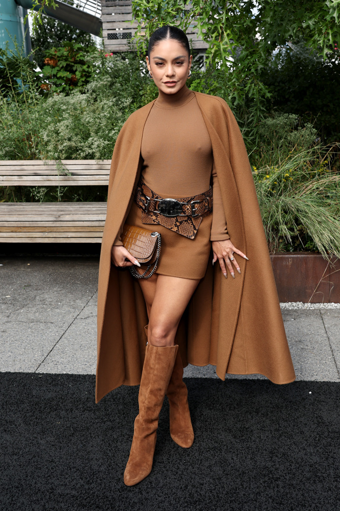  

Vanessa Hudgens na stejné módní show předvedla monochromatický outfit v podzimních odstínech skořice a karamelu. 
