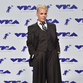  

Zpěvačka Pink - elegantnější než kdy dříve, ale stále s rebelským dotekem 
