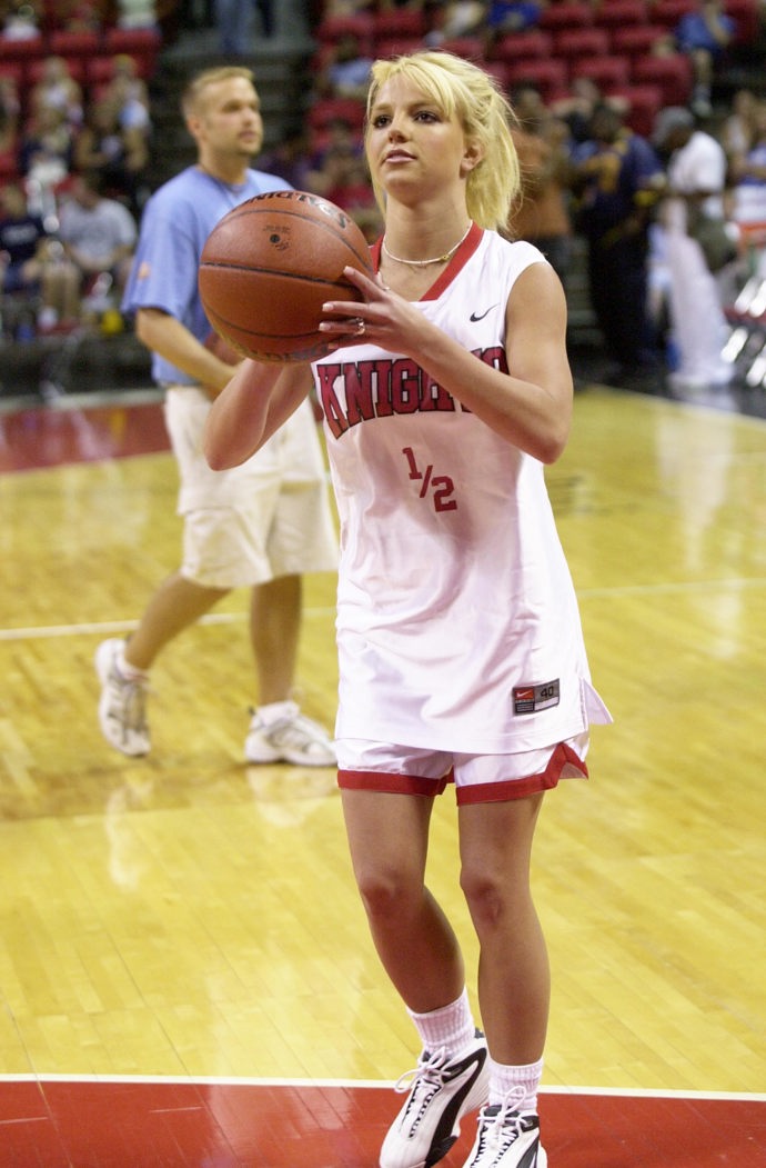  

Celebrity při sportu. Britney na střední hrála basketball.
