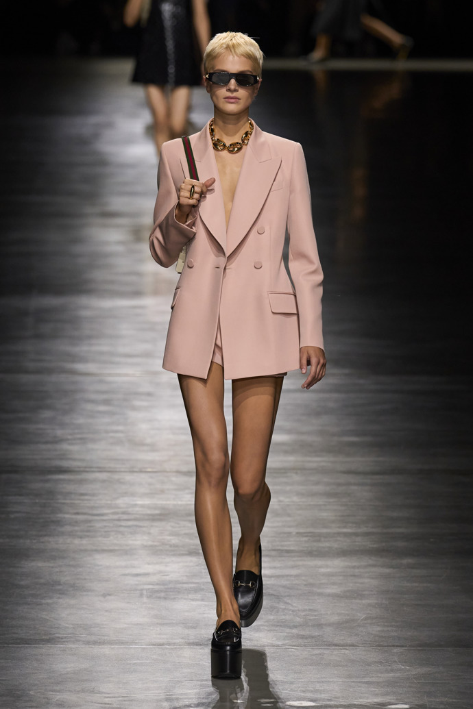 Prohlédněte si kolekci Gucci Spring Summer 2024...
Prohlédněte si kolekci Gucci Spring Summer 2024...