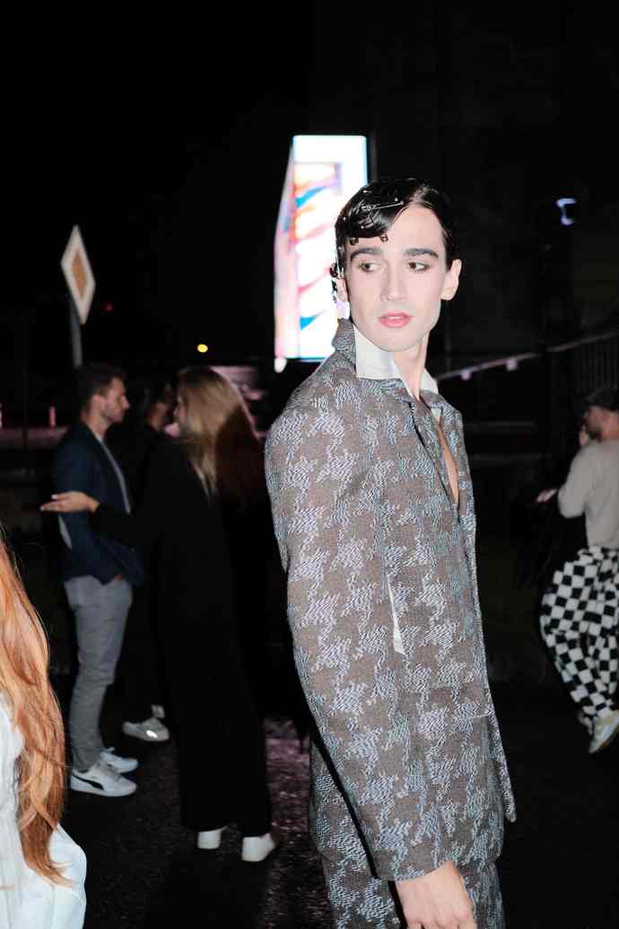  

Prohlédněte si ten nejlepší streetstyle z ulic Mercedes-Benz Prague Fashion Weeku...
