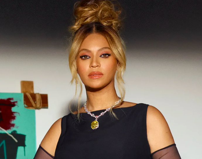  

Účes ve stylu Audreycore. Beyoncé se v kampani Tiffany & co. objevila ve vysokém bohatém drdolu a navlněné prameny ofiny nechala měkce splývat kolem obličeje. 

