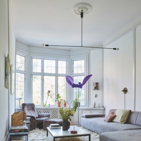  

Lustr, nástěnné světlo a kávový stolek na Magdino přání vyrobil designér Vojtěch Kálecký v Praze. Sofa je z kolekce Lowland of Patricie Urquioly pro Moroso a vlněný koberec Shepard s ultra dlouhým vlasem od Artilleriet. Výrazným kouskem v místnosti je rozhodně stojací lampa s uměleckým fialovým stínítkem od řecké designérky Aleksandry Tsoukaly.
