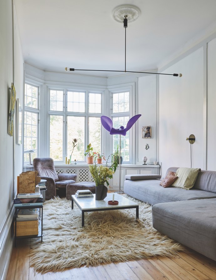  

Lustr, nástěnné světlo a kávový stolek na Magdino přání vyrobil designér Vojtěch Kálecký v Praze. Sofa je z kolekce Lowland of Patricie Urquioly pro Moroso a vlněný koberec Shepard s ultra dlouhým vlasem od Artilleriet. Výrazným kouskem v místnosti je rozhodně stojací lampa s uměleckým fialovým stínítkem od řecké designérky Aleksandry Tsoukaly.
