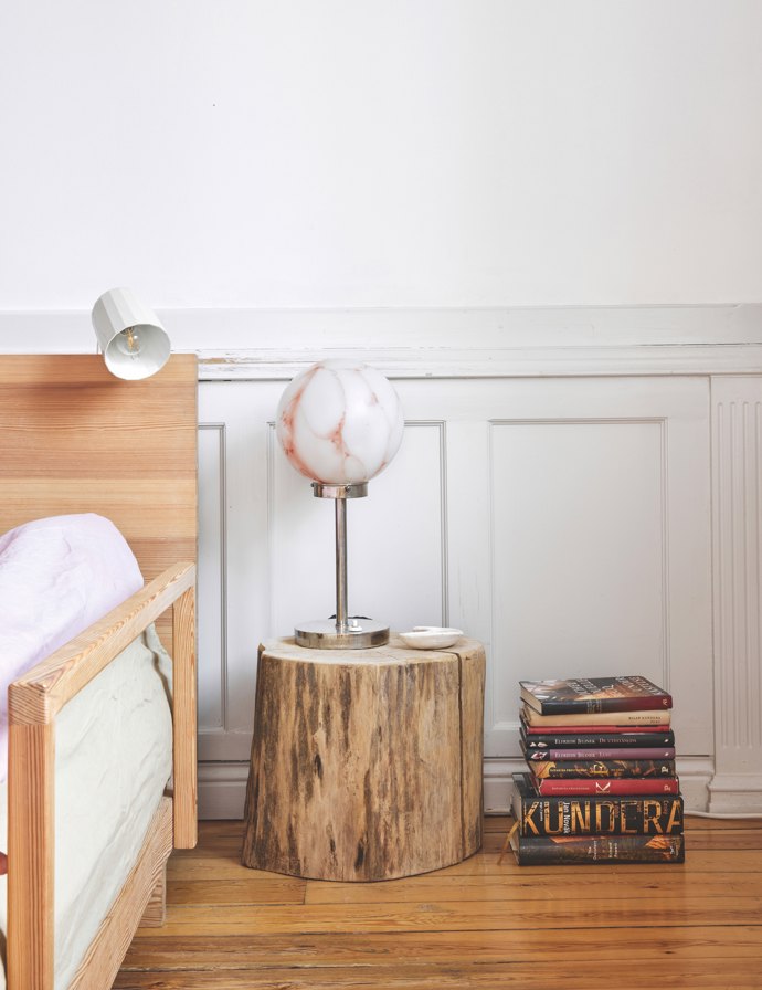  

Dřevěný noční stolek zhotovil Magdě její bratr a ta se do masivu tak zamilovala, že si spolu s kamarádkou a editorkou švédského vydání ELLE Decoration Katarinou Matsson založila vlastní značku sběratelského designu – Matsson Marnell. První kolekci uvedly během stockholmského design weeku letos v únoru.
