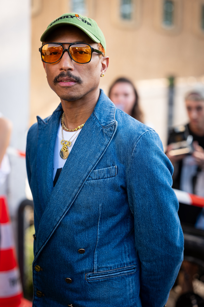  

Pharrell Williams požaduje do své šatny nanosit takový catering, jako by pořádal velkou domácí party. Mezi všemi požadavky najdeme objednávku na bezlepkové pečivo, chipsy, čerstvou zeleninu a ovoce, vodku, tequilu, piva nebo vychlazené nealko pití. Vedle toho prý požaduje zrcadlo, ve kterém se uvidí celý, a kosmetiku značky Cetaphil. Pokaždé také žádá o zarámovanou fotografii astronoma Carla Sagana. Zpočátku to jeho tým dělal jako vtip, protože je Pharrel velkým fanouškem Sagana, ale Williams jejich gesto velmi ocenil a udělal z fotky důležitou položku na svém koncertním rideru.
