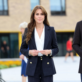 Princezna Kate v modrém kostýmku s jemným proužkem
Princezna Kate v modrém kostýmku s jemným proužkem