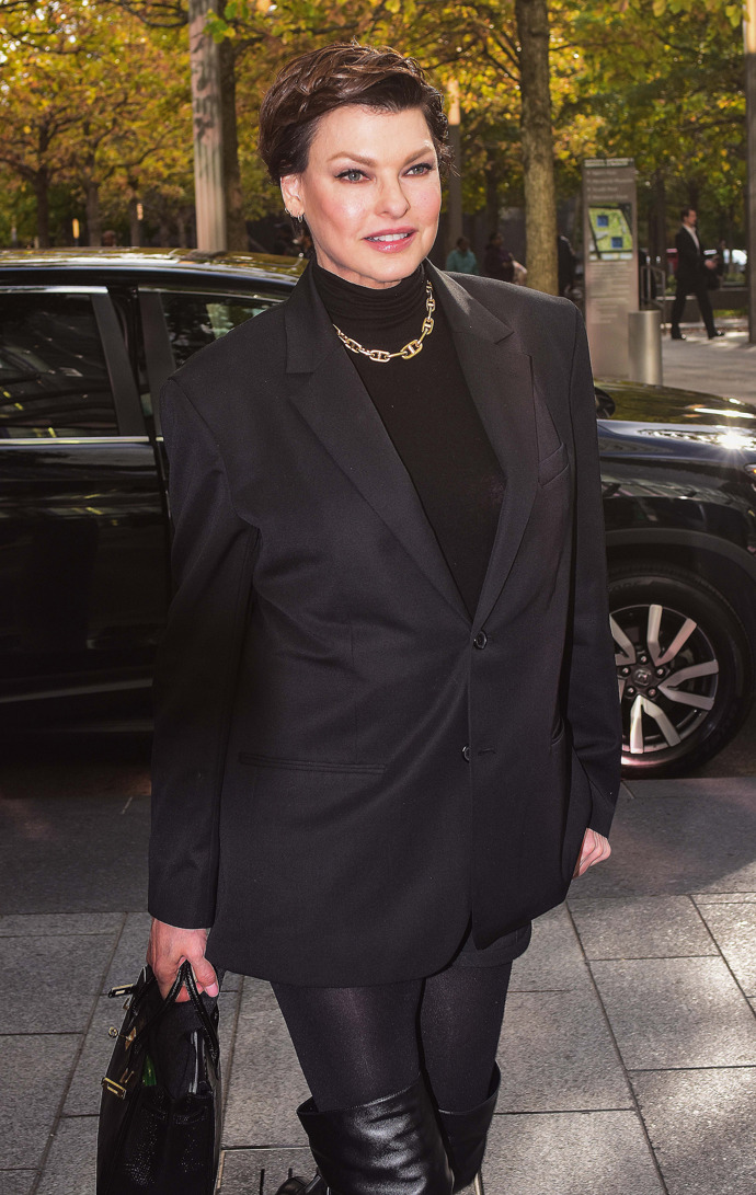  

Linda Evangelista je znovu ve formě a vrací se na mola i obáky časopisů 
