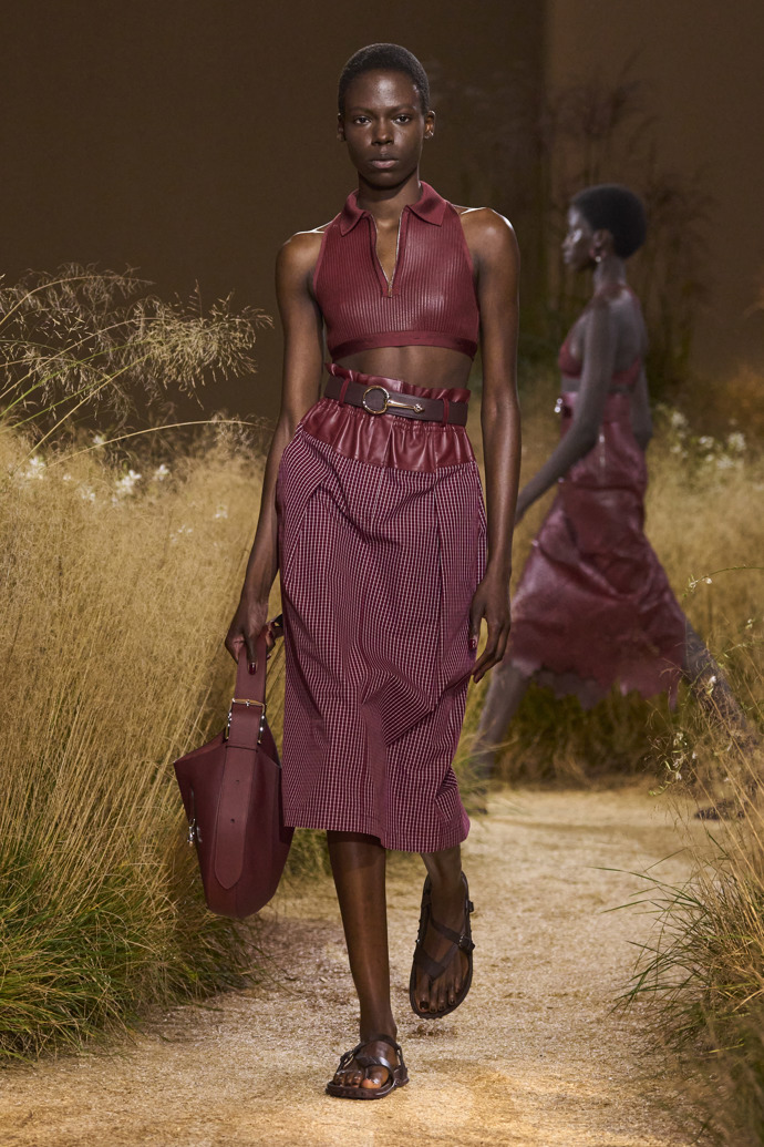 Prohlédněte si kolekci Hermès Spring Summer 2024...
Prohlédněte si kolekci Hermès Spring Summer 2024...