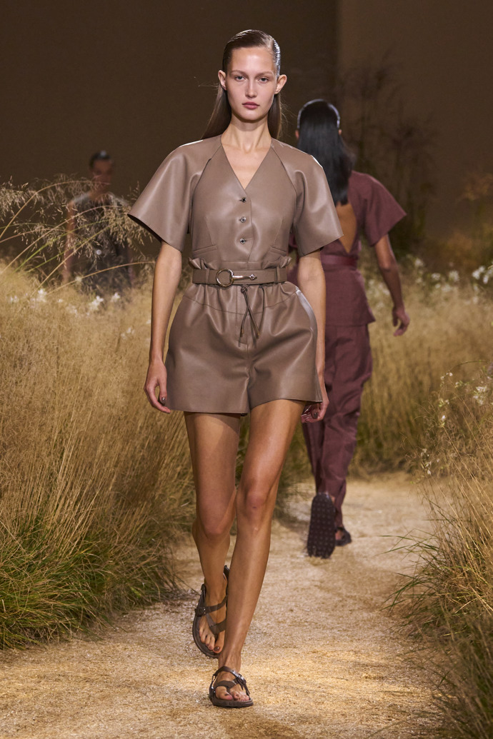 Prohlédněte si kolekci Hermès Spring Summer 2024...
Prohlédněte si kolekci Hermès Spring Summer 2024...
