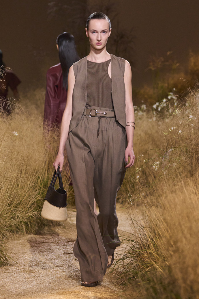Prohlédněte si kolekci Hermès Spring Summer 2024...
Prohlédněte si kolekci Hermès Spring Summer 2024...
