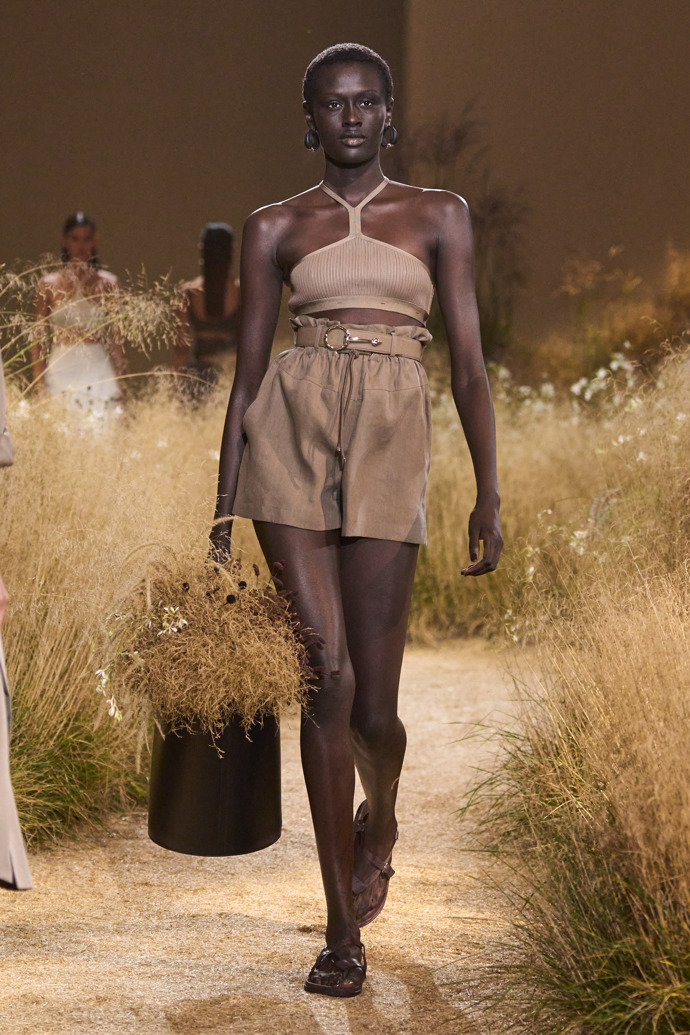 Prohlédněte si kolekci Hermès Spring Summer 2024...
Prohlédněte si kolekci Hermès Spring Summer 2024...