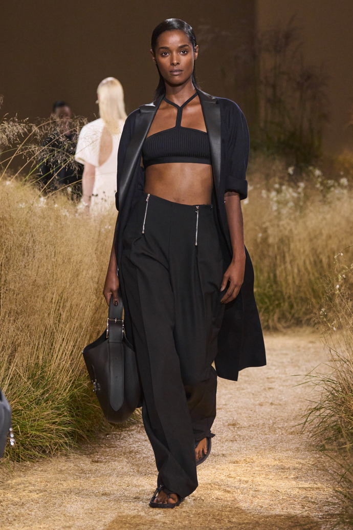 Prohlédněte si kolekci Hermès Spring Summer 2024...
Prohlédněte si kolekci Hermès Spring Summer 2024...