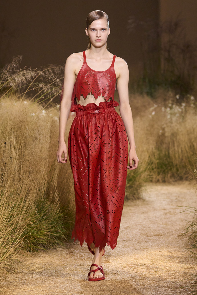 Prohlédněte si kolekci Hermès Spring Summer 2024...
Prohlédněte si kolekci Hermès Spring Summer 2024...